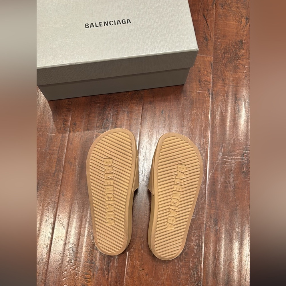 Balenciaga Women’s Pool Slide Sandal in Beige / women’s size 8 or men’s size 6.5 - Picture 3 of 9